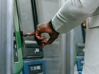 Caixa eletrônico. Uma semana se passa e as dúvidas de Aglair apenas aumentam. Desperta pelas manhãs de forma assustada, imaginando qual caminho deve fazer para perceber se está sendo seguida ou qual caminho seria mais seguro em caso de estar sendo seguida. Entra e sai assustada da agência todos os dias, sempre refletindo se alguém está à espreita para surpreendê-la