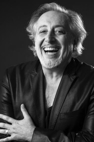 Il sorriso irresistibile di Massimo Verdastro, attore e regista. L’artista romano ha vinto, fra gli altri, il Premio UBU