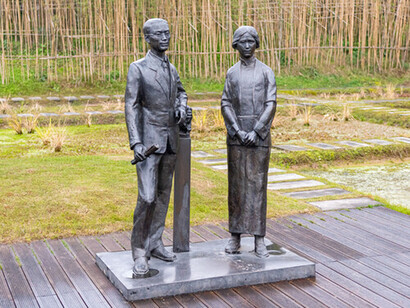 La diferencia filosófica clave con Occidente persiste: la acústica se separa de la forma mientras en China ritmo y volumen nacen de una misma lógica cósmica, visible en la horizontalidad de la Ciudad Prohibida frente a la verticalidad gótica europea. Estatuas de Lin Huiyin y Liang Sicheng  en Moon Field, Lizhuang