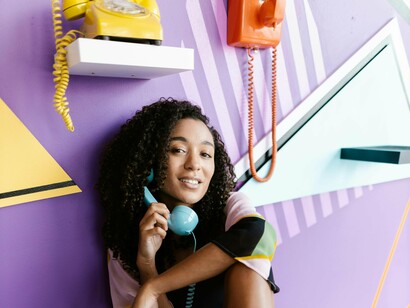 Na verdade, comunicar o contemporâneo implica a recusa pela simplificação das coisas, optando pela criação de pequenos labirintos de leitura, erguimento de pontes entre olhares e conexões com o pensamento

