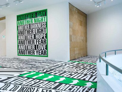 Barbara Kruger, Another day. Another night, vista de exhibición. Cortesía del Museo Guggenheim Bilbao