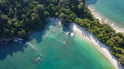 Praia de Quepos, na província Puntarenas, Costa Rica. Bem-vindo à Costa Rica, onde o conceito de "pura vida" vai além de uma simples saudação, sendo, na verdade, um modo de viver, uma filosofia que reverbera em cada esquina, em cada gesto e em cada sorriso