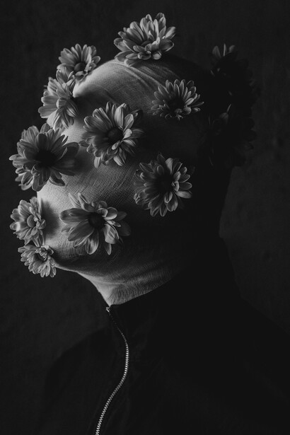 
Il surrealismo si basa sull’idea che la realtà sia solo una parte della verità, e che il pensiero libero da controllo razionale possa rivelare nuovi significati