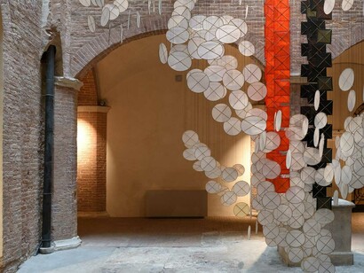 Jacob Hashimoto, Path to the sky, exhibition view. Courtesy of Studio La Città
