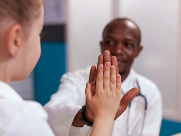 Medico che da il cinque a una bambina: “Il rispetto attivo ... non si limita a non nuocere, ma comporta un coinvolgimento positivo e consapevole verso gli altri”