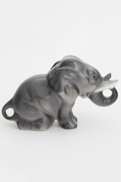 Rivošs Elmārs (formas autors), A/S "M. S. Kuzņecovs" Porcelāna, fajansa un māla
izstrādājumu fabrika. Figūra. Zilonis (detail), 1937–1940. Courtesy of Zuzeum Art Museum