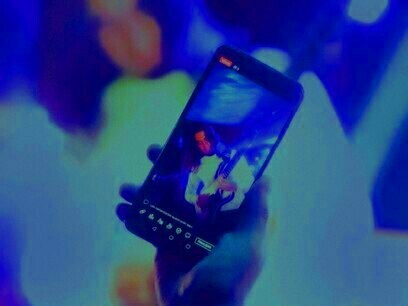 Apresentação gravada no celular. Quase todas as mães assistiam à apresentação através da câmera do próprio celular, como se só conseguissem enxergar seus filhos por meio da lente

