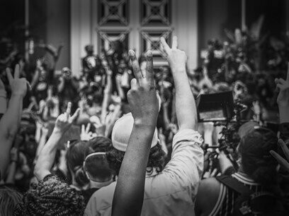 Manifestação popular por paz. Repare bem e reflita: aqueles foguetinhos que podem fazer uma cidade inteira sumir do mapa dão mais lucro do que um navio cheio de arroz, carne ou afins. Aquele submersível movido a energia nuclear é mais importante do que um equipamento cirúrgico