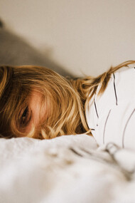 Mujer acostada en cama después de una noche de insomnio