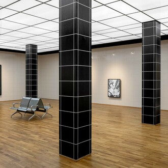 Toyin Ojih Odutola, U22. Adijatu straße, ausstellungsansicht. Mit freundlicher genehmigung des Hamburger Bahnhofs
