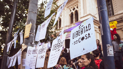 Marcha Federal Universitaria, Santa Fe, Argentina, 23 de abril de 2024. El debate económico contemporáneo enfrenta dos visiones opuestas sobre el papel del Estado y del mercado en la organización de la vida económica