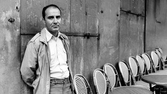 Manuel Puig construyó una obra donde la emoción, el cine y la cultura popular se articulan como una poética deliberada y sin pudores