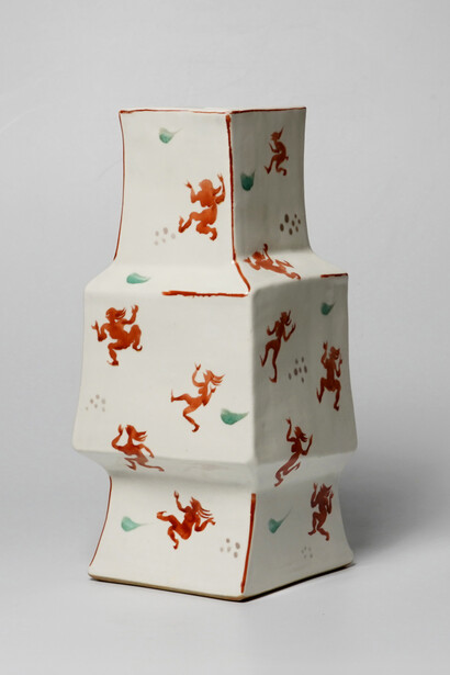 Kawamoto Goro 河本五郎, Flower vase with figurative designs 色絵群人花生, 1980's. Courtesy of Dai Ichi Arts