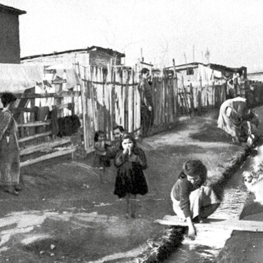 Los campamentos actuales no son una excepción pasajera, sino la continuidad de un modelo que vuelve permanente lo que se declara provisorio, multiplicando asentamientos sin soluciones reales