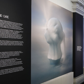 Between code and care: Flynn's portrait of human connections, ausstellungsansicht. Mit freundlicher genehmigung von Francisco Carolinum Linz