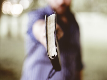 En un contexto donde se exalta la autosuficiencia y la competencia, la espiritualidad se convierte en otro producto del mercado