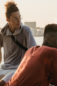 Adel apoiado em barra de ferro no porto de Santos, São Paulo, Brasil