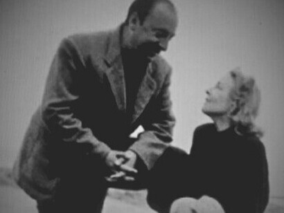En 1936 partieron juntos a Chile, mientras España se abría como una granada bajo el cuchillo de la guerra.  Delia del Carril con Pablo Neruda a orillas del mar, 1950. Isla Negra, Chile
