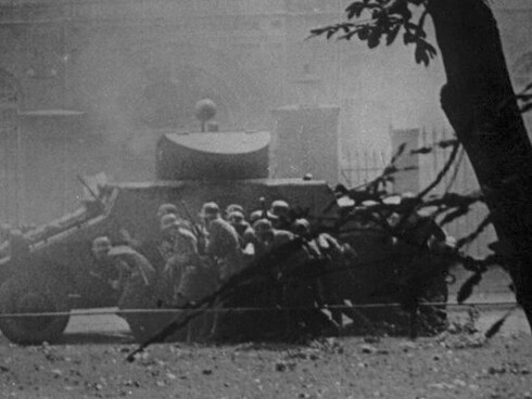 Historisches Bild: Wehrmachtssoldaten überfallen das Gebäude des polnischen Postamts mit einem Panzer