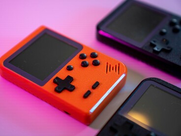 O sucesso verdadeiro viria com o primeiro console de bolso convencional da empresa: O Game Boy. Um aparelho simples com um direcional e dois botões, trazia espaço para cartuchos, podendo assim ter infinitos jogos disponíveis