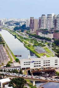 Rio Pinheiros visto de cima. Tento imaginar como seria na época dos primeiros habitantes destas terras. O rio sinuoso cercado de palmeiras jerivás, o Rio Jurubatuba. Possivelmente se banhavam, pescavam e recolhiam os frutos das palmeiras
