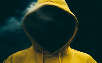 O tráfico de pessoas é definido no Protocolo da ONU sobre Tráfico de Pessoas, que  complementa a Convenção das Nações Unidas contra o Crime Organizado Transnacional, como "o recrutamento, transporte, transferência, abrigo ou  recebimento de uma pessoa por meios como ameaça ou uso de força ou outras  formas de coerção, sequestro, fraude ou engano para fins de exploração"