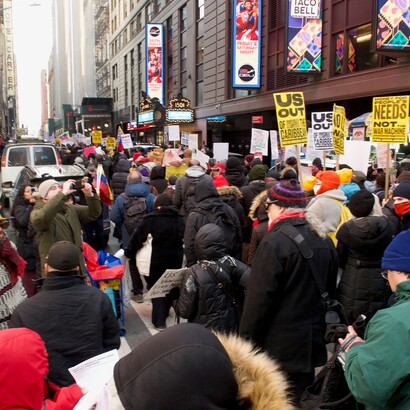 I manifestanti si riuniscono a Times Square per protestare contro l'invasione del Venezuela e il rapimento di Nicolás Maduro da parte degli Stati Uniti. New York, USA