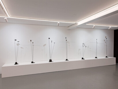 Cosmo–Takis, Hommage à Takis (1925 – 2019) à l’occasion du 100ème anniversaire de sa naissance, vue de l'exposition. Avec l'aimable autorisation de Xippas