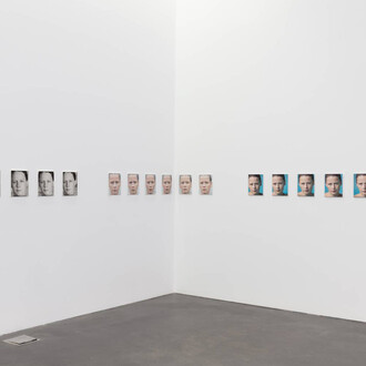 Roni Horn, Agua, agua en la pared, eres la más bella de todas, vista de exhibición. Cortesía del MCA Denver