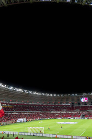 Estádio de futebol lotado de torcedores em início de campeonato da temporada