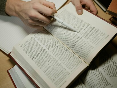 O romance fala do eu que é já o outro dele mesmo, que é também o leitor que se apropria do que antes lhe era estranho. Ao jeito Ricoeuriano, o romance faz a corte à alteridade que jaz em cada um de nós; a esse chão aparente, mas que possui portas e puxadores rodáveis, ao alcance das nossas mãos-olhos. É a dimensão do sonho ancorado que se desprende sem medos dos sentidos proibidos, que faz do mundo a sua casa.
Que se sinta ao ler que tudo o que temos é o que somos!
