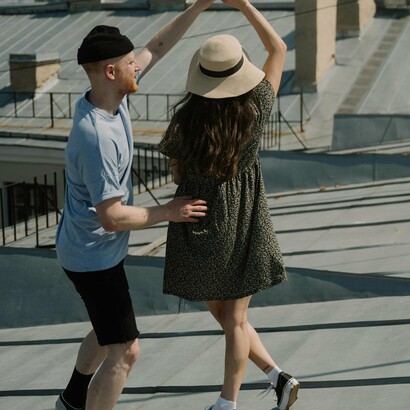 A necessidade com o “material” é infinita e a essência perdeu-se nas cópias e comparações, ao ponto dos algoritmos de plantão e sempre ativos induzirem a mensagens, e ferramentas de autoajuda umas após outras na tentativa de suplantar o ter pelo ser



