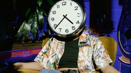 Santo Agostinho propõe uma abordagem do tempo a partir de uma relação com a eternidade, para ele, imutável e imensurável. O bispo de Hipona argumenta que o tempo não pode ser medido porque simplesmente ele não é, o que medimos então é aquilo que apreendemos no presente de fatos presentes, passados (a memória), ou futuros (a expectativa). Entre filósofos modernos que se debruçaram sobre a questão do tempo e sua natureza, podemos citar Husserl, para quem o fluxo do tempo é o fluxo da consciência humana; Bergson (o tempo como duração) e Heidegger, discípulo de Husserl, para quem o ser humano dever ser entendido temporalmente