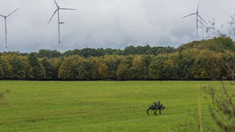Un pequeño sistema aéreo no tripulado (sUAS) y un perro robot se integran en un estudio durante una demostración de entrenamiento de campo en el complejo de entrenamiento en  2023. Complejo de entrenamiento Polygone en Bann, Alemania
